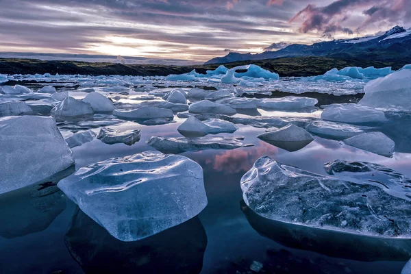 在 Jokulsarlon 冰川湖中漂浮的冰山 — 图库照片