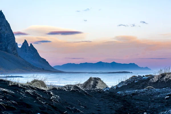 劇的なアイスランドのオーシャン フロントの山の風景 — ストック写真