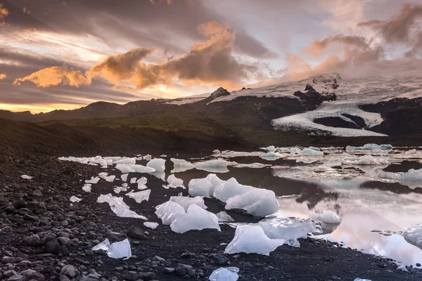 在 Jokulsarlon 冰川 lagoo 漂浮的冰山 — 图库照片
