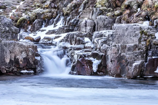 Snowy wodospad w Islandii highlands — Zdjęcie stockowe