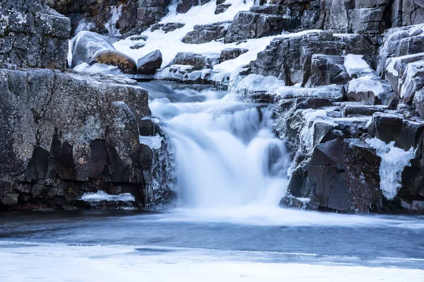 Cachoeira nevada no planalto da Islândia — Fotografia de Stock
