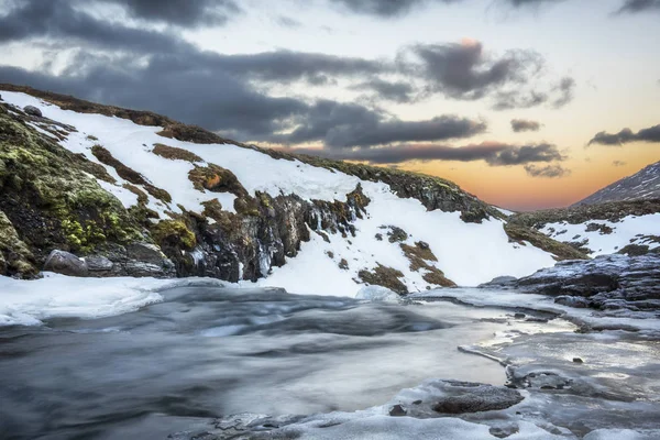 An icy river at sunrise in Icelan — Stock Photo, Image