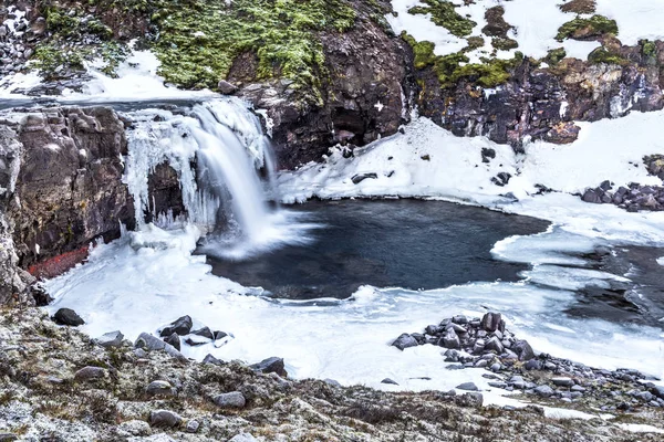 Snowy wodospad w Islandii highlands — Zdjęcie stockowe