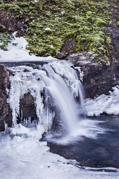 アイスランドの高地で雪の滝 — ストック写真