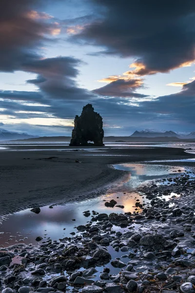 Dinosaurier-Felsstrand in Island — Stockfoto