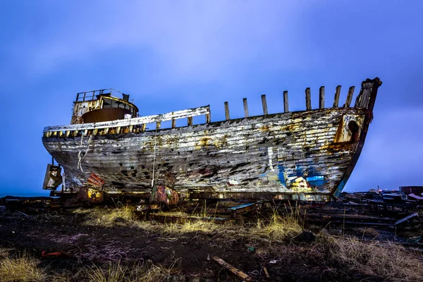 Velho navio de madeira na praia — Fotografia de Stock