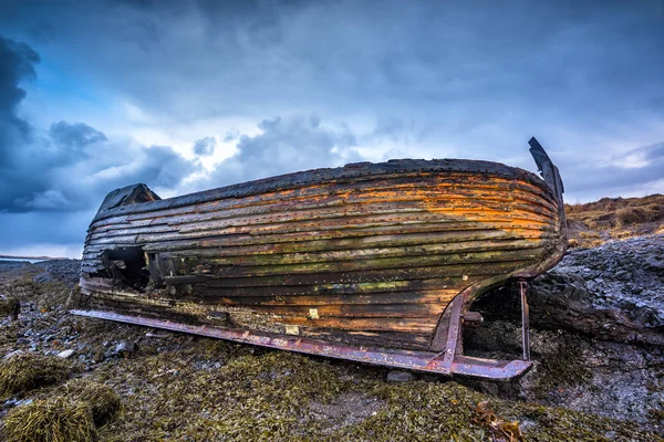 Antiguo barco de madera en la playa — Foto de Stock