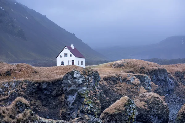 Casa no penhasco do oceano na Islândia — Fotografia de Stock