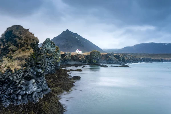 Casa en el acantilado del océano en Islandia —  Fotos de Stock