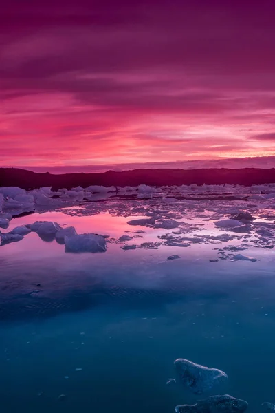 在 Jokulsarlon 冰川泻湖的冰山 — 图库照片