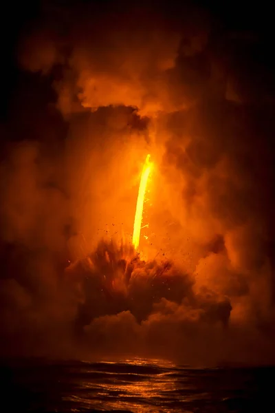 Flusso di lava che esplode alle Hawaii — Foto Stock