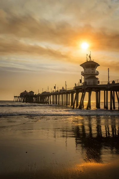 Céus fumegantes sobre o cais de Huntington Beach — Fotografia de Stock