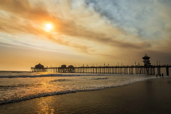 Smokey luchten over Huntington Beach pier — Stockfoto