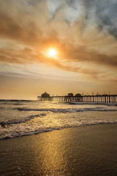 Céus fumegantes sobre o cais de Huntington Beach — Fotografia de Stock