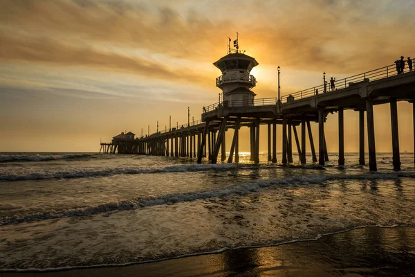 Rokerige lucht rond Huntington Beach pier — Stockfoto