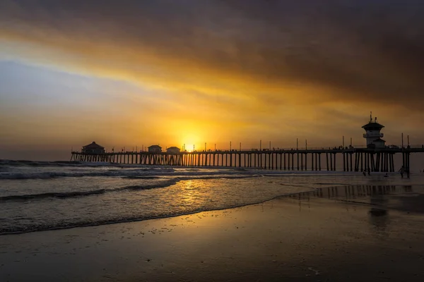 Zakouřený nebe nad molu na pláži Huntington — Stock fotografie