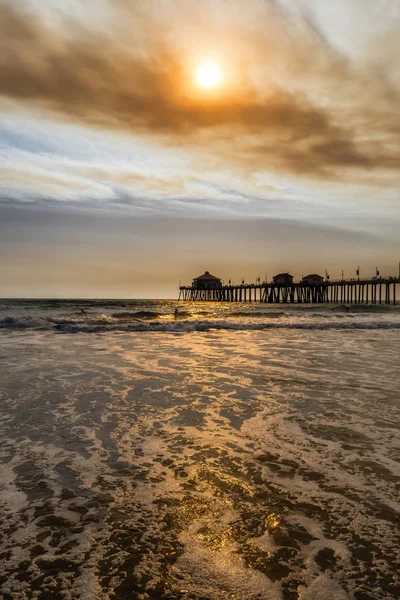 Cielo humeante sobre Huntington Beach Pier —  Fotos de Stock