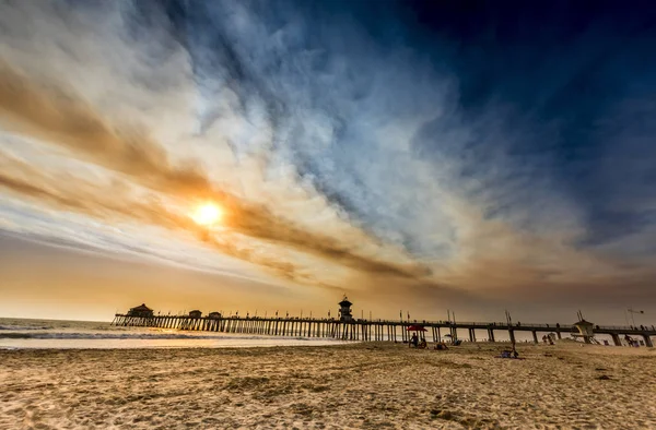 Smoky sky over Huntington Beach Pier — Stock Photo, Image