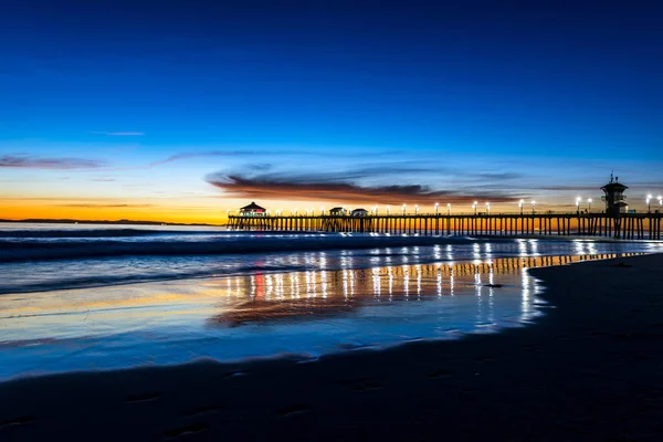 Huntington Beach iskelesinden gün batımında — Stok fotoğraf