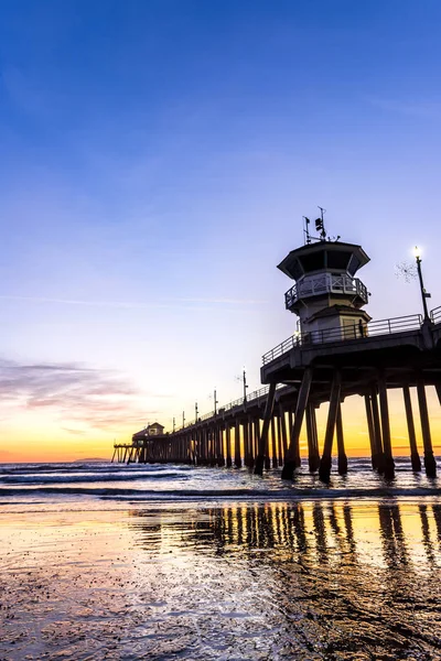 Jetée de plage huntington au coucher du soleil — Photo