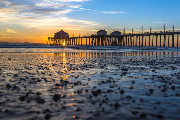 Molo spiaggia di Huntington al tramonto — Foto Stock