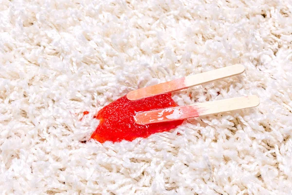 Red Popsicle meleleh di karpet — Stok Foto