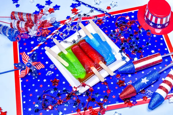 Tre smältande popsicles på patriotiska bakgrund — Stockfoto