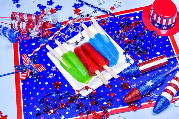 Trzy popsicles topnienia na tle patriotycznych — Zdjęcie stockowe