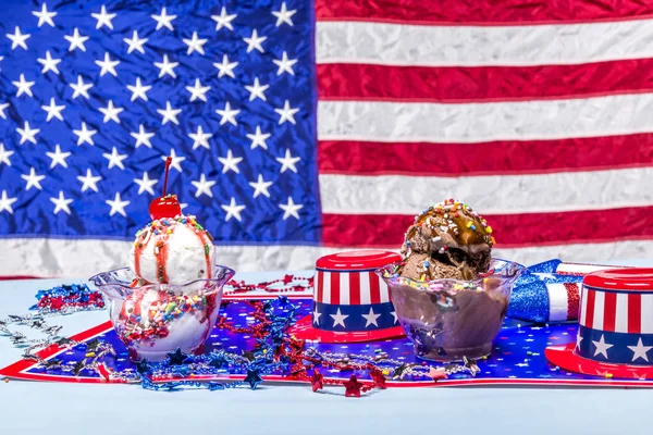 Patriottische achtergrond van vanille en chocolade ijs smelten — Stockfoto