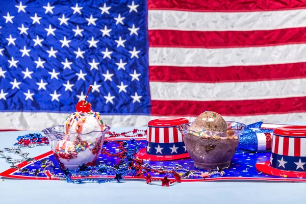 Derretimiento de vainilla y helado de chocolate fondo patriótico —  Fotos de Stock