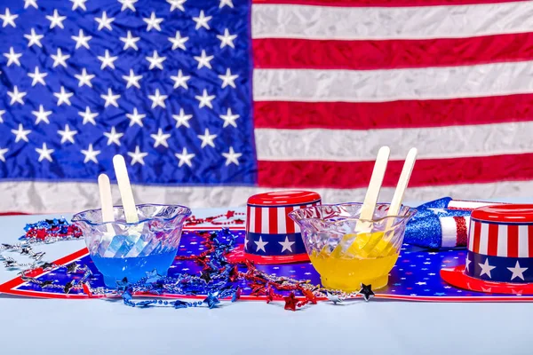 Smelten van ijslollys op patriottische achtergrond — Stockfoto