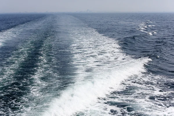 Barco océano rastro de espuma — Foto de Stock