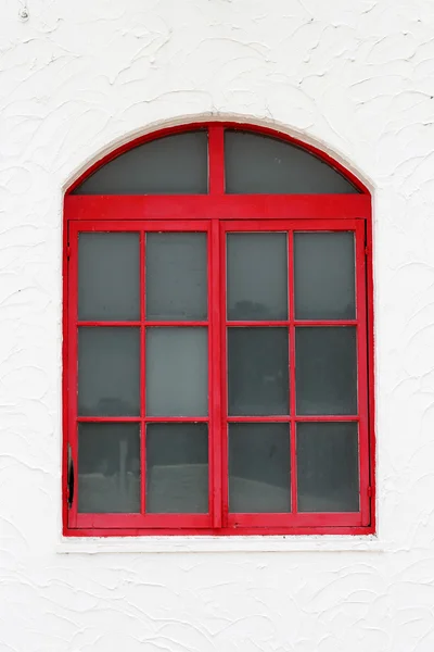 Klassinen lasi punainen ikkuna — kuvapankkivalokuva