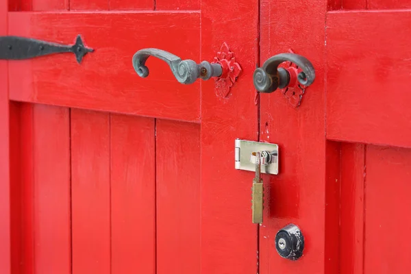 Wooden red door with handle — Stockfoto