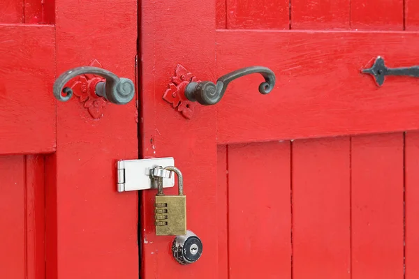 Houten rode deur met handvat — Stockfoto