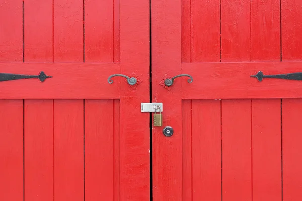 Eski ahşap kırmızı kapı kapalı — Stok fotoğraf