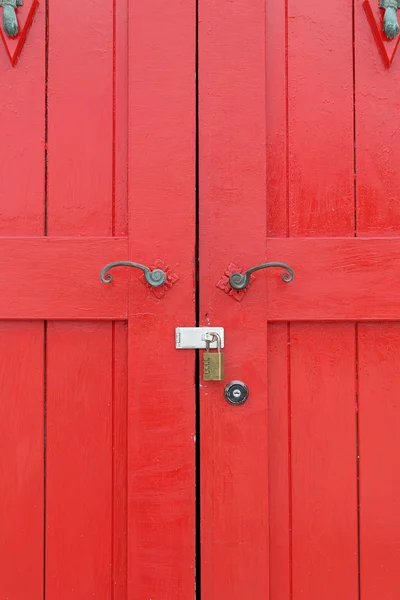 Fechado velha porta vermelha de madeira — Fotografia de Stock