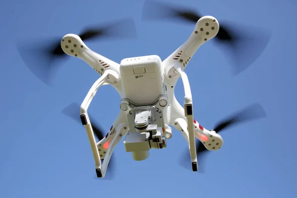 Drone volant avec un ciel bleu clair — Photo