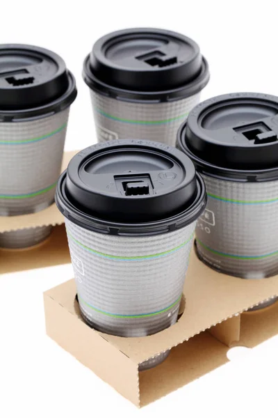 Pappbecher mit Kaffee im Halter — Stockfoto