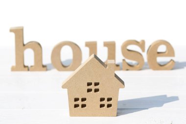 Ahşap oyuncak evi ve kelime 