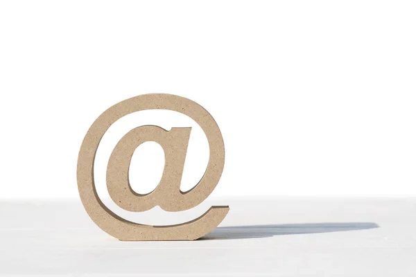 Символ електронної пошти з дерева на столі — стокове фото