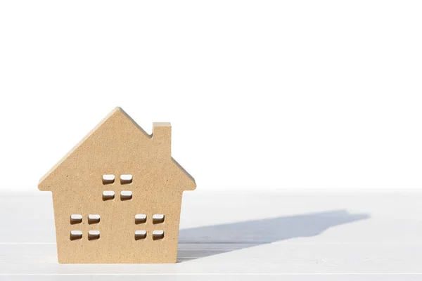 Houten speelgoed huis op tafel — Stockfoto