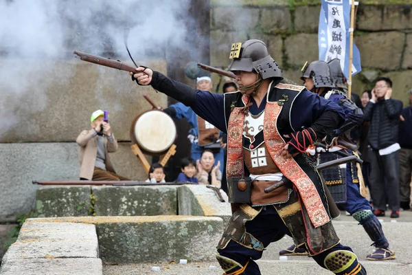 Japanischer Samurai mit altem Gewehr — Stockfoto