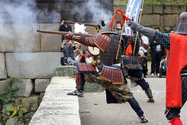 Japanse samurai met oude geweer — Stockfoto