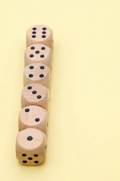 行的木制骰子 — 图库照片