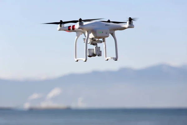 Drone che vola con cielo blu chiaro — Foto Stock