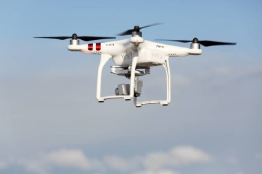 Gökyüzünde uçan İHA 