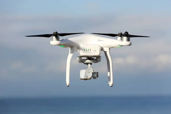 Drone che vola nel cielo — Foto Stock