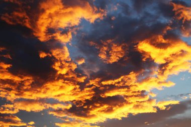 Renkli turuncu ve mavi dramatik gökyüzü