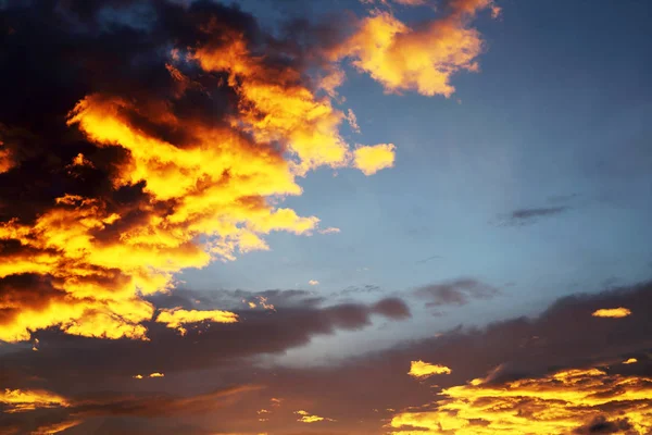 Céu colorido laranja e azul dramático — Fotografia de Stock